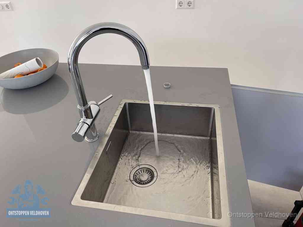 Een vrij doorstromende rvs spoelbak waar het water moeiteloos wegloopt, het resultaat van slim onderhoud dat geld bespaart in Veldhoven