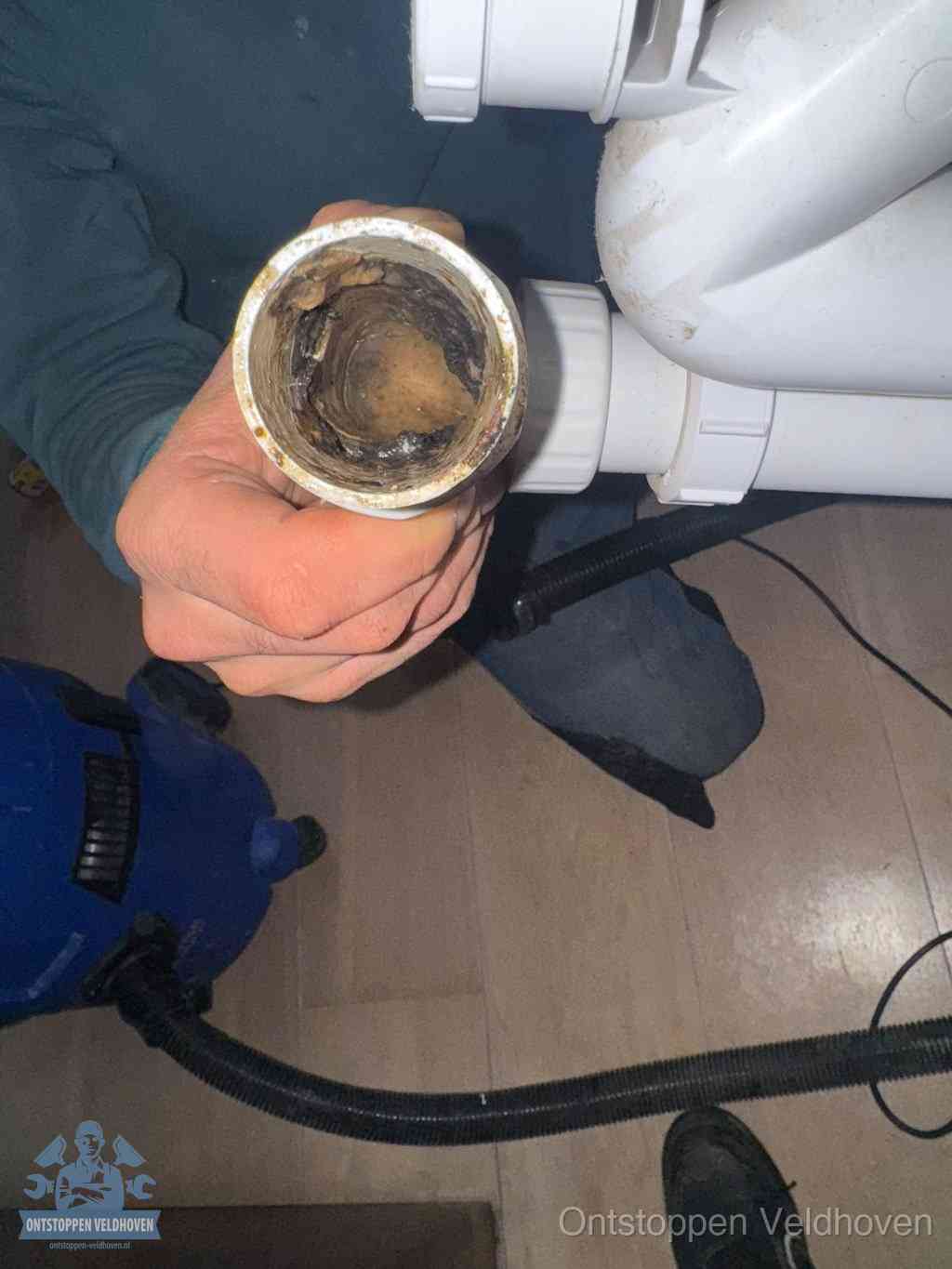 Een losgekoppeld afvoerbuisstuk dat van binnen volledig is dichtgeslibd, het gevolg van een verstopping te lang laten zitten in Veldhoven
