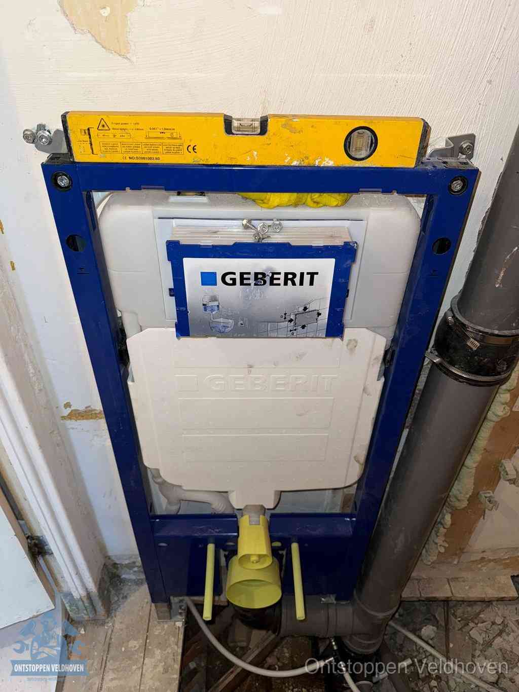 Een Geberit inbouwreservoir met frame voor een hangtoilet tegen de wand, met de afvoerbocht naar de vloer, kenmerkend voor een verstopt hangtoilet in Veldhoven