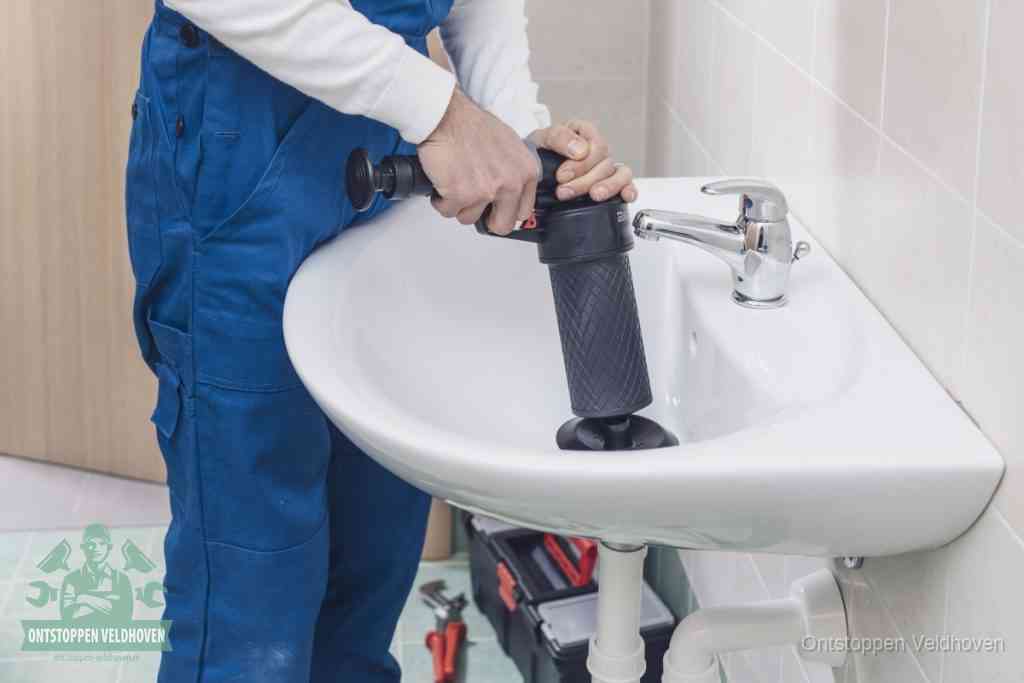 Een te ruwe doe-het-zelf poging met een hand-pomp op de afvoer van een badkamer-wastafel, een van de veelgemaakte fouten bij afvoer ontstoppen in Veldhoven