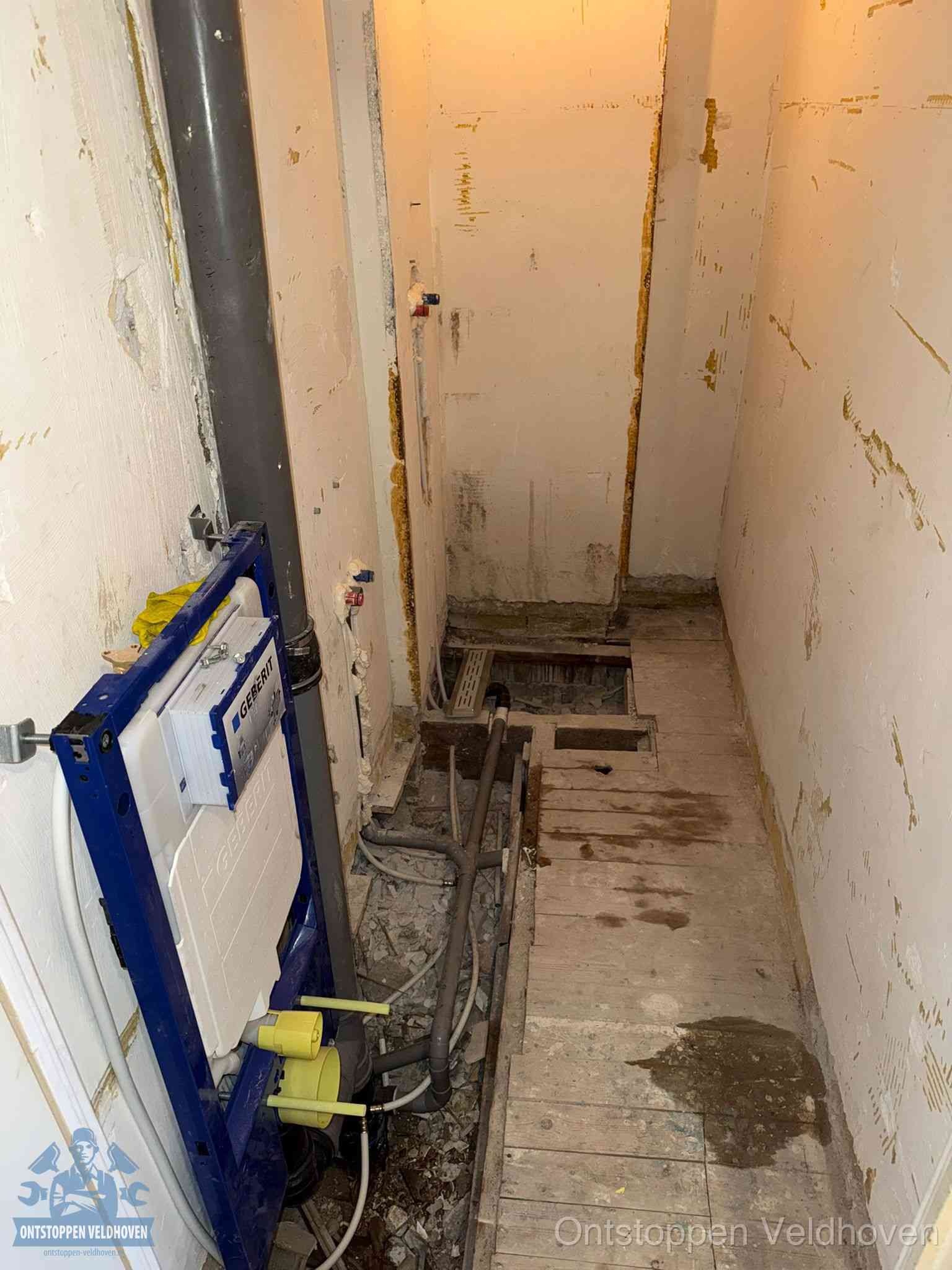 Een opgebroken toiletruimte tijdens renovatie met een Geberit inbouwreservoir en blootliggende oude afvoerleidingen, typisch voor oudere woningen in Veldhoven